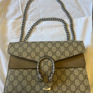 Gucci Dionysus medium shoulder bag
Variation GG Supreme and taupe suede
